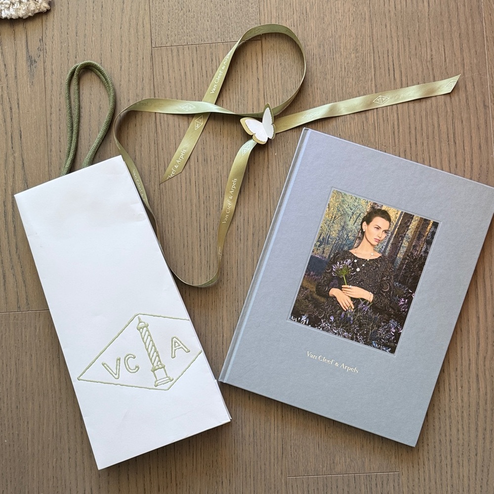 Van Cleef & Arpels Book Empty Shopping Bag Green Butterfly Ribbon